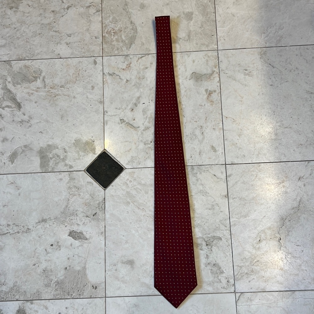 Men’s polka dot tie